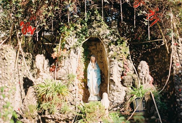 Best Captions and Quotes for Assumption of Mary to Share Faith and Reflection